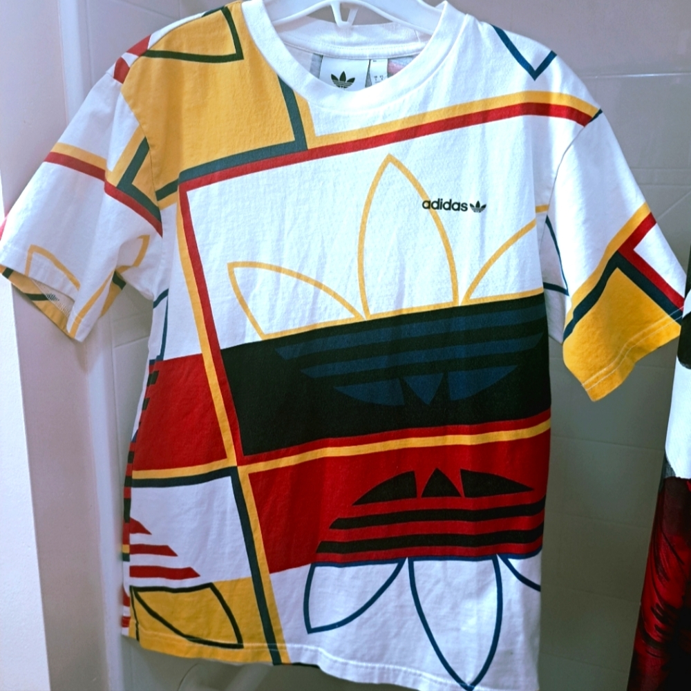 Adidas Original Graphic T-Shirt - Multicolor Size SM.